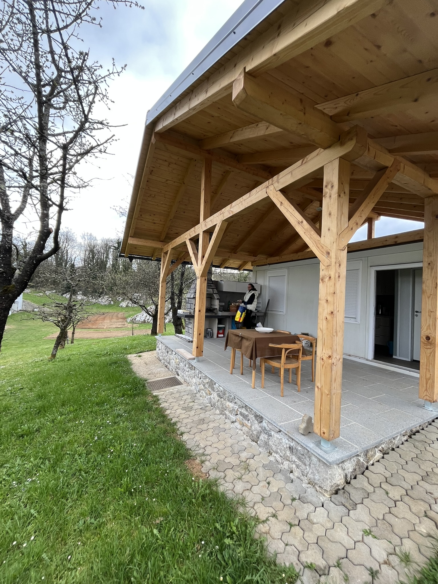 Letna kuhinja z žarom Pri Murnu, piknik prostor Bela Krajina