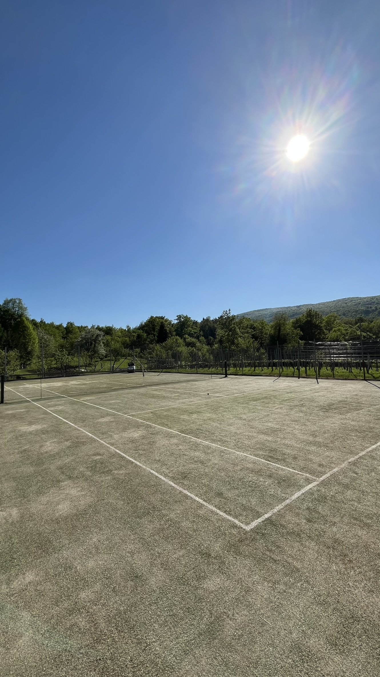 Teniško igrišče Pri Murnu sončen dan, Bela Krajina